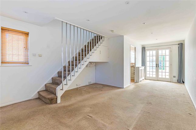 33, Pinewood Close, Hertfordshire photo 2