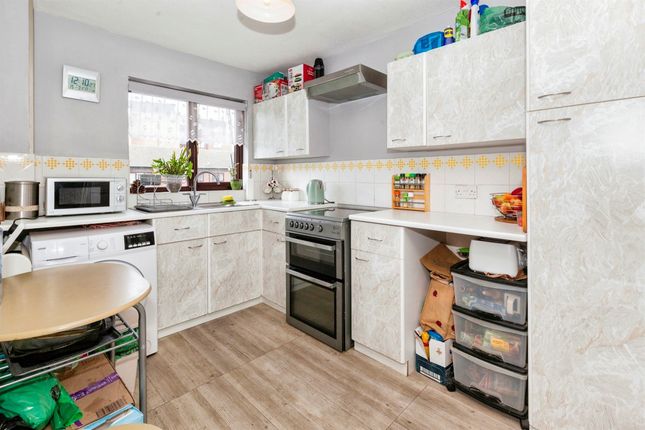 Flat for sale in Thirkleby Close, Slough