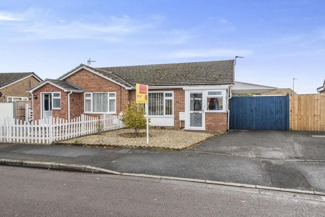 Bungalow to rent in Raymond Road, Bicester