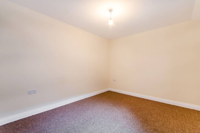Flat to rent in Lower Road, Sutton