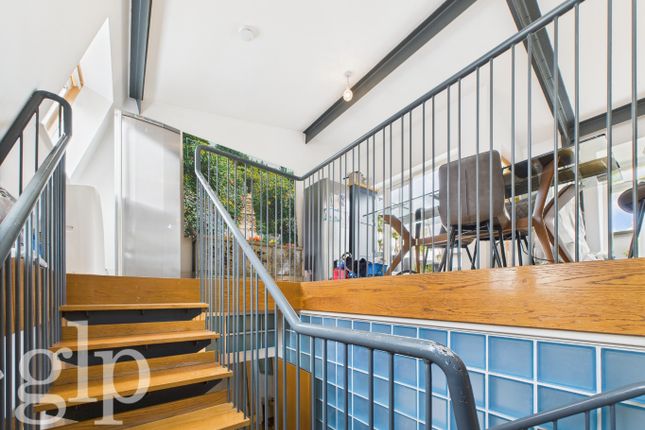 Flat 3, 9 Earlham Street, Greater London photo 4