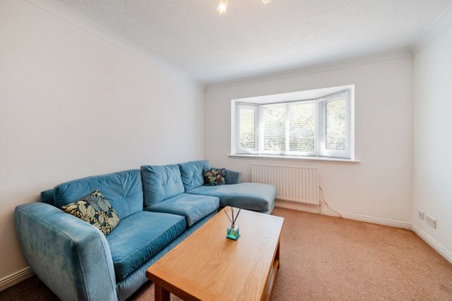 9, Blue Pryor Court, Fleet photo 2
