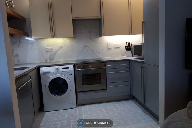 Aldgate Triangle Flat  Dryden Building, Commercial Road, London photo 2