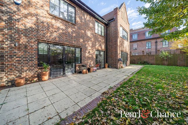 82 Chandos Way, London photo 4