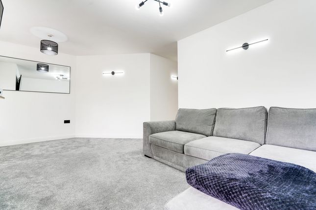 Flat 16, Silver Birch Court, Oldnall Road, Kidderminster photo 4