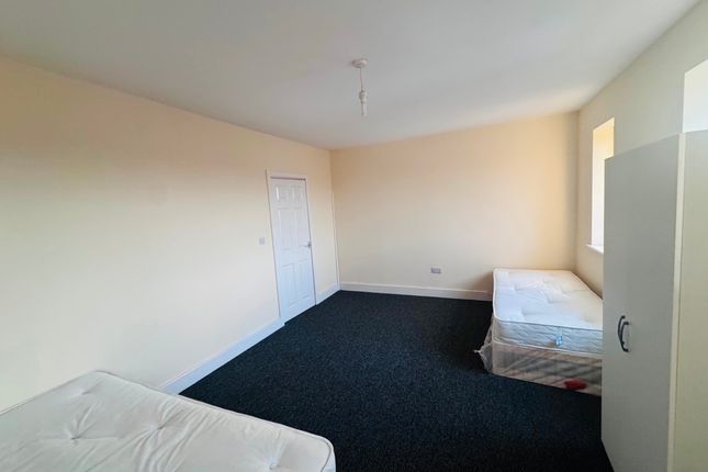 Porters Avenue, Dagenham photo 3