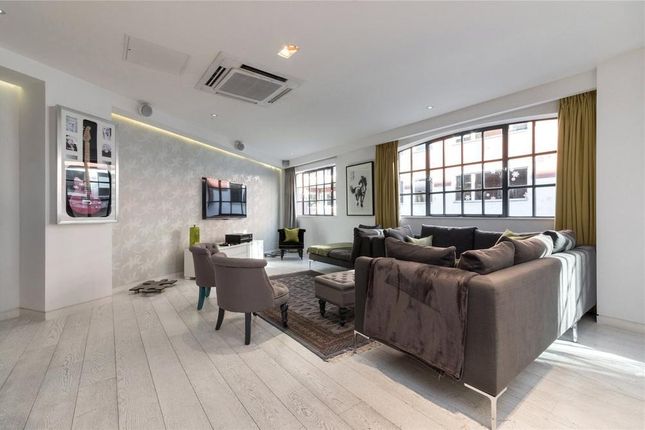 Flat Flat B, 15, Kean Street, London photo 4