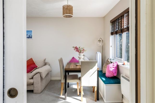 Flat 4, 11, Canons Close, Reigate photo 4