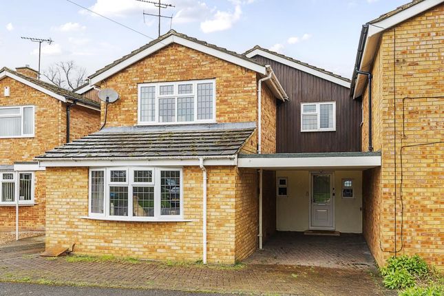 Link-detached house for sale in Aylesbury, Buckinghamshire