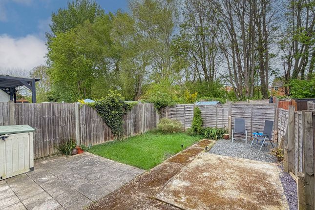 33, Reynolds Close, Carshalton photo 4