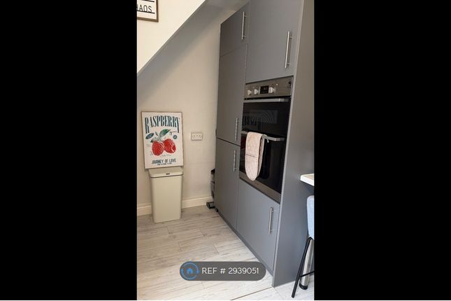 2-bed house on Leadwell Lane, Rothwell, Leeds, £875/mo