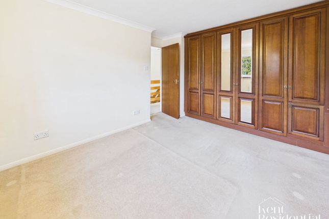 5 Cowdrey Close, Rochester photo 3