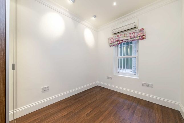 Flat to rent in Holland Park Avenue, London