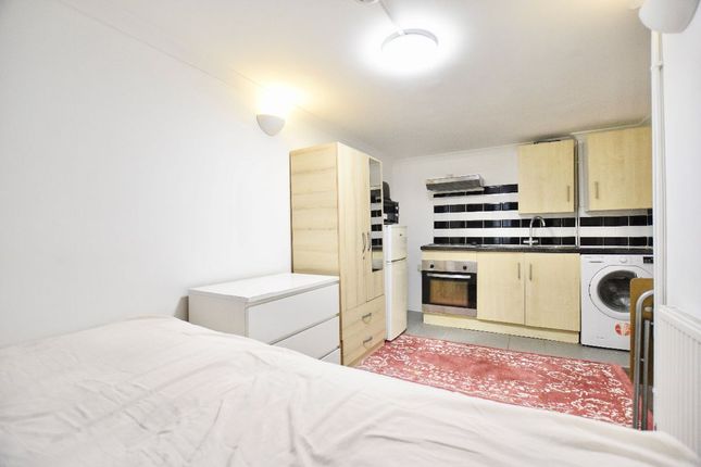 Thumbnail Studio to rent in The Common, Stratford