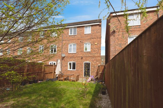 8, Hutton Close, Bradford photo 2