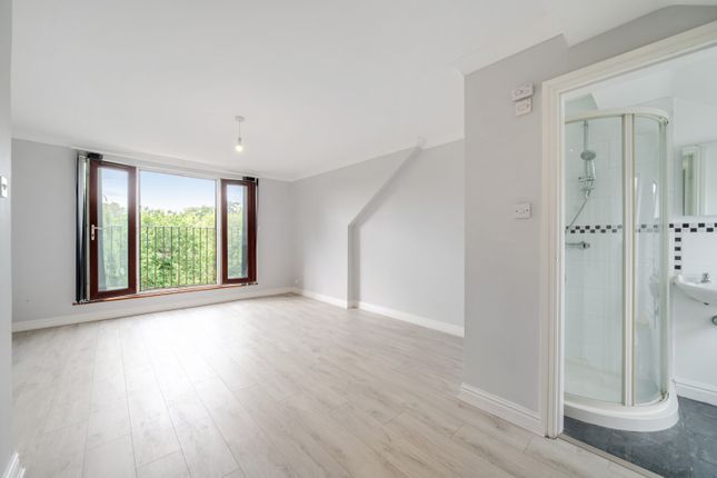 5, The Willows, Surrey photo 4