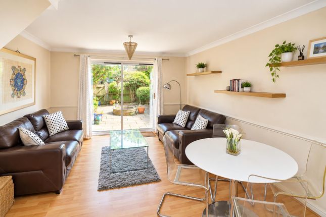 8, Ferns Mead, Farnham photo 2