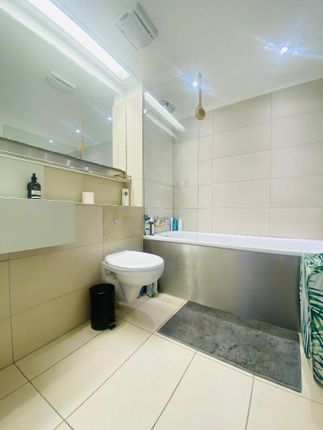 Flat for sale in Seacon Tower, Hutchin Street, South Quay, Westferry, Canary Wharf, London