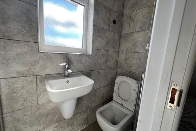 72, Overton Drive, Romford photo 5