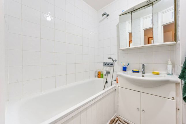 Studio flat on Oakley Square, Camden, £325,000