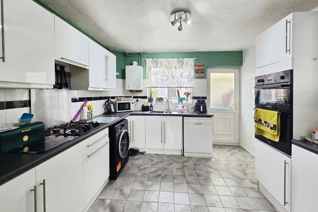 9, Potters Crescent, Ash photo 3