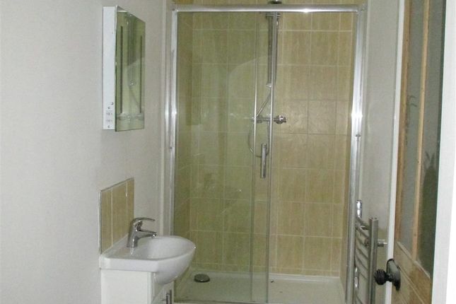 Flat 3, 5 St George Bathroom.Jpg