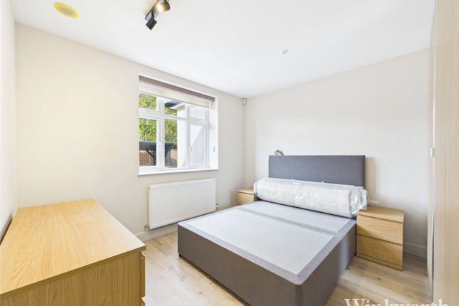 2-bed bungalow on 60B,, Lowfield Road, London, £2,450/mo