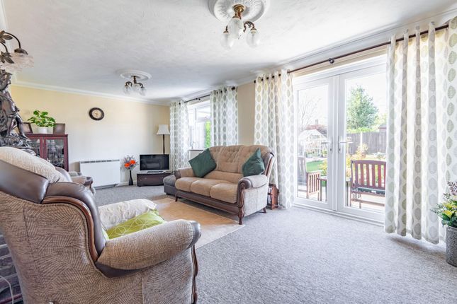 25 Firs Avenue, Great Yarmouth photo 3
