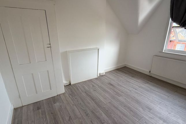 Flat D 13, Sheldon Road, London photo 3