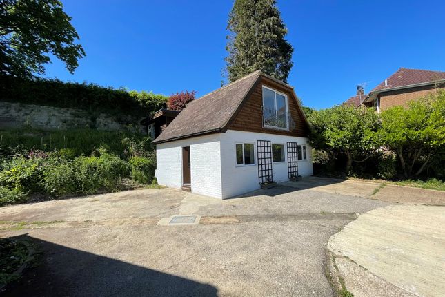 6 OAKLEIGH WITH ANNEXE, Woodland Way, Crowhurst photo 3