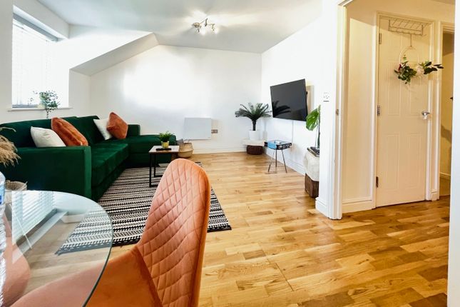 Flat to rent in Hermitage Close, London