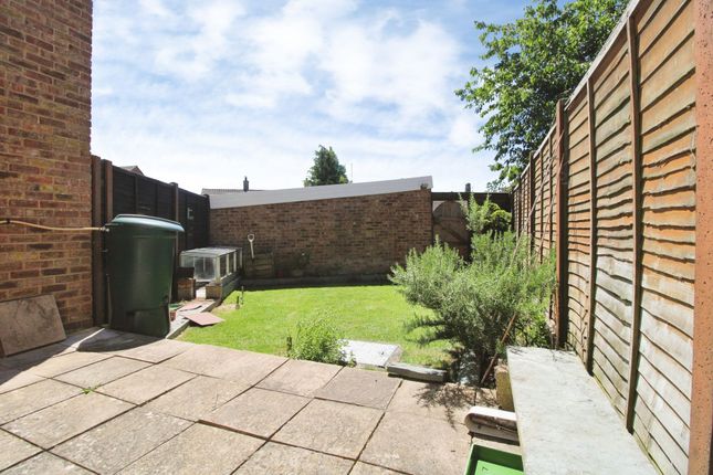 38 Hallsfield, Swindon photo 4
