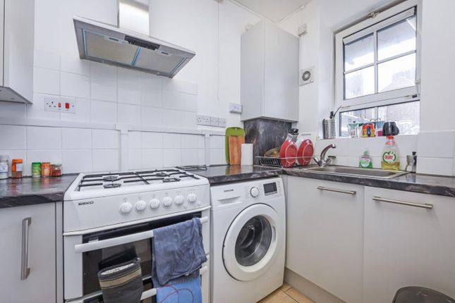 16 Santley House, Frazier Street, SE1 photo 4