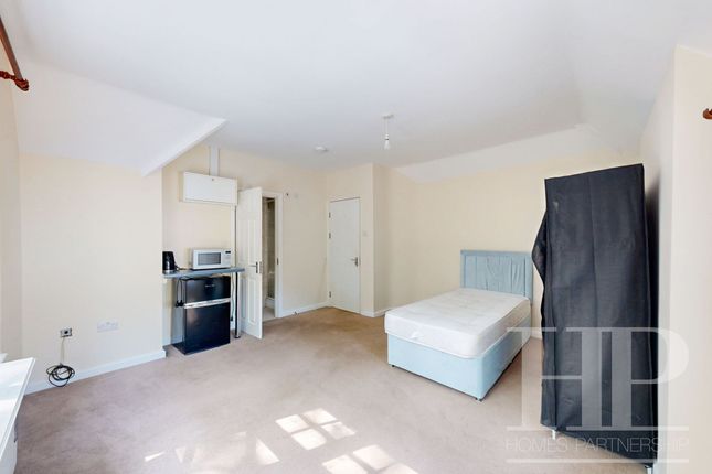 Flat 1, The Parsons Pig, Balcombe Road, Crawley, Crawley photo 4