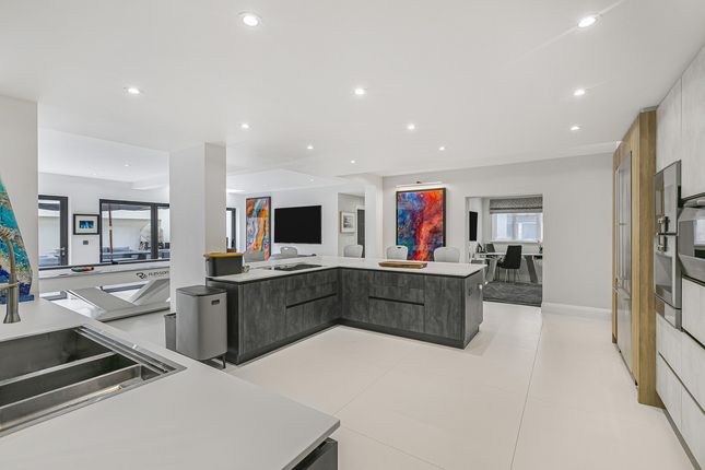 7, Vicarage Close, Kingswood photo 4
