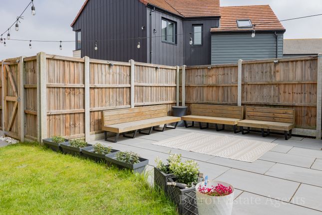 32, Wainscot Drive, Great Yarmouth photo 3