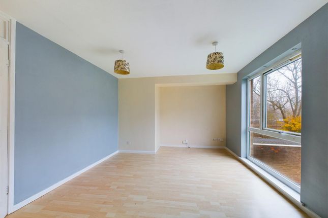 105, Frizley Gardens, Bradford photo 2
