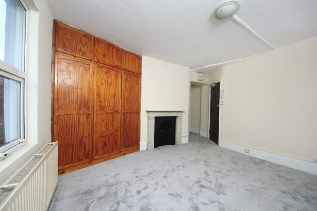 Flat 2, 17, Rosemont Road, Acton photo 4