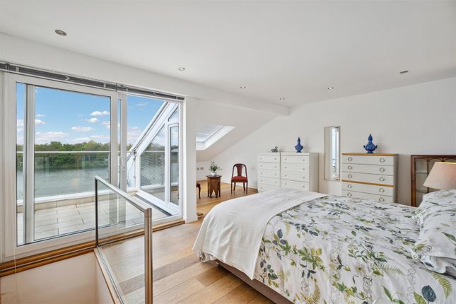 Town house for sale in Chiswick Quay, London
