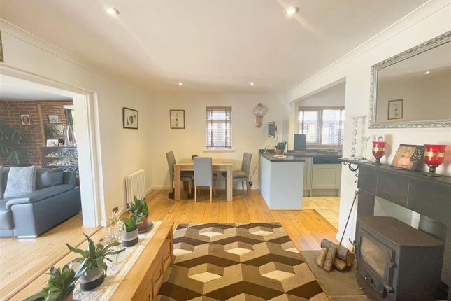 4, Foxes Close, Sandown photo 4
