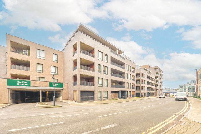 Flat for sale in Grove Park, Colindale