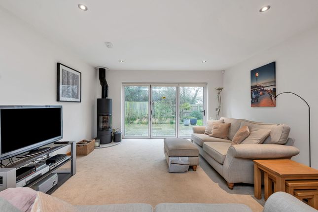4 St. James Court, Royston photo 2