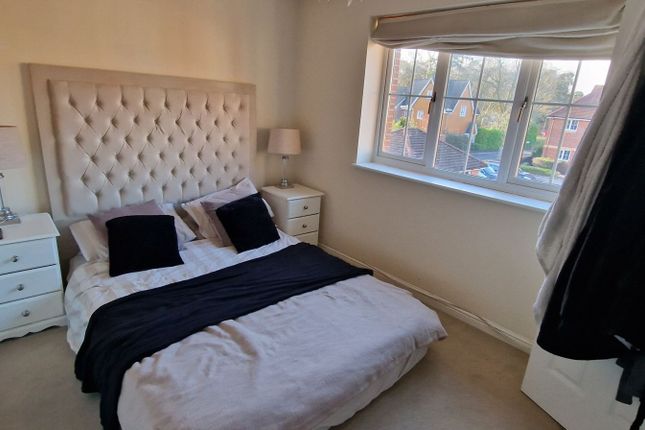 Woodside Court, Farnborough photo 4