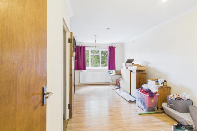 23, Javelin Court, Pound Hill photo 2