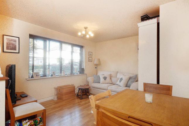 Flat to rent in Robson Avenue, Willesden, London