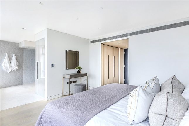 Flat to rent in New Oxford Street, London