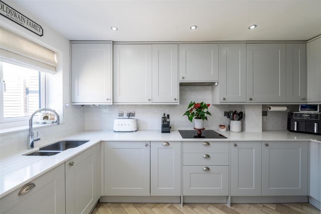 36, Campbell Grove, Horley photo 4