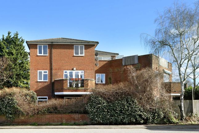 Thumbnail Flat for sale in Holtspur Top Lane, Beaconsfield