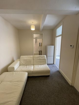 20 Downs Court, Brighton Road, Purley photo 2