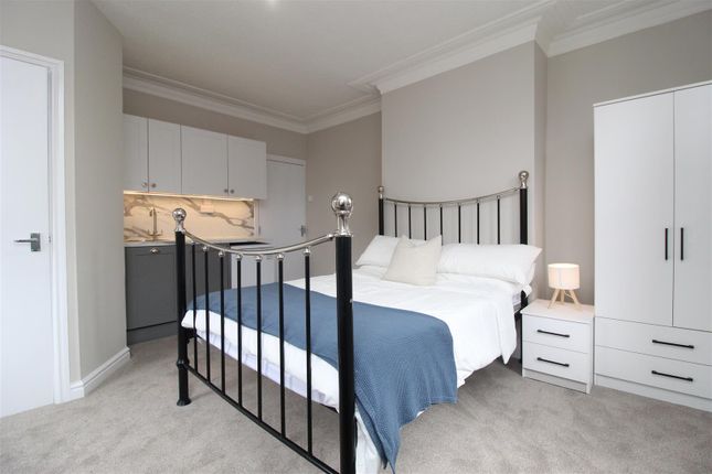Room 4, 24, Grosmont Terrace, Leeds photo 2
